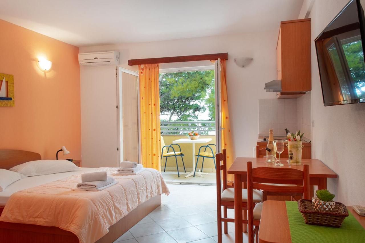 Apartments Promenada - Beachfront Tučepi Exterior foto