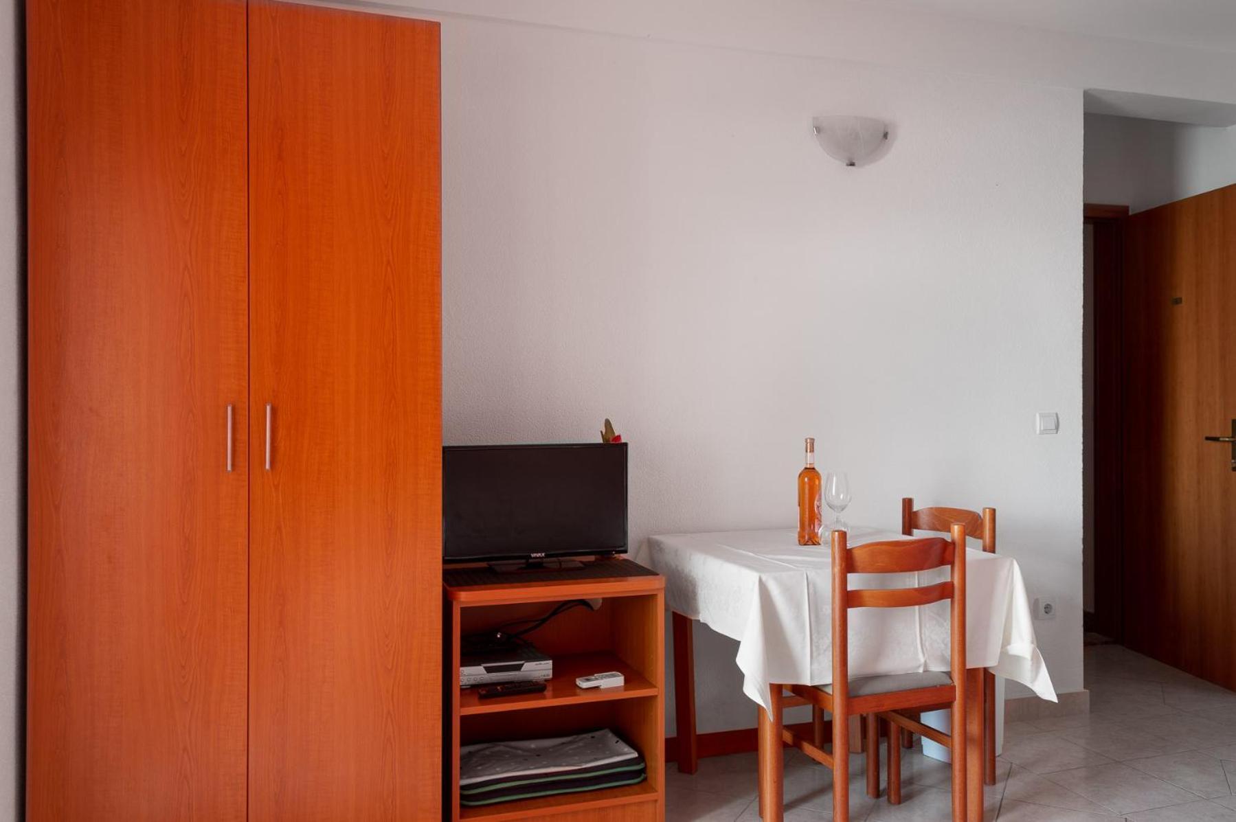 Apartments Promenada - Beachfront Tučepi Quarto foto