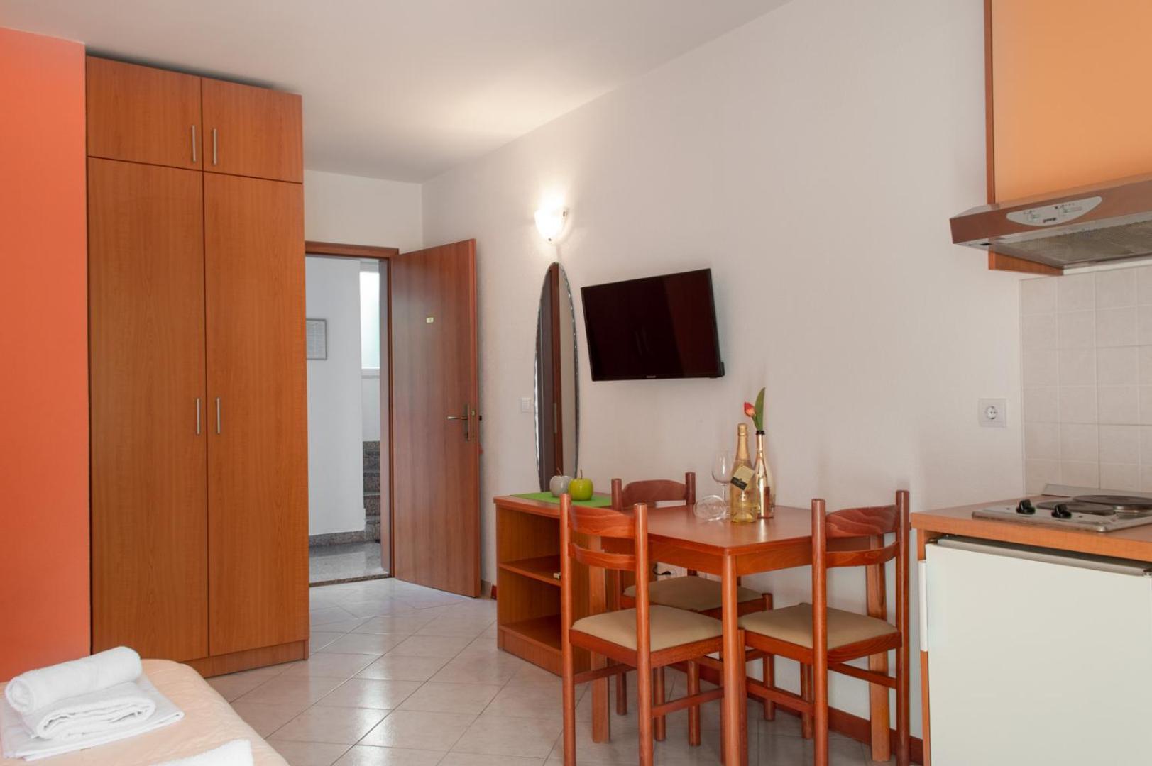 Apartments Promenada - Beachfront Tučepi Quarto foto