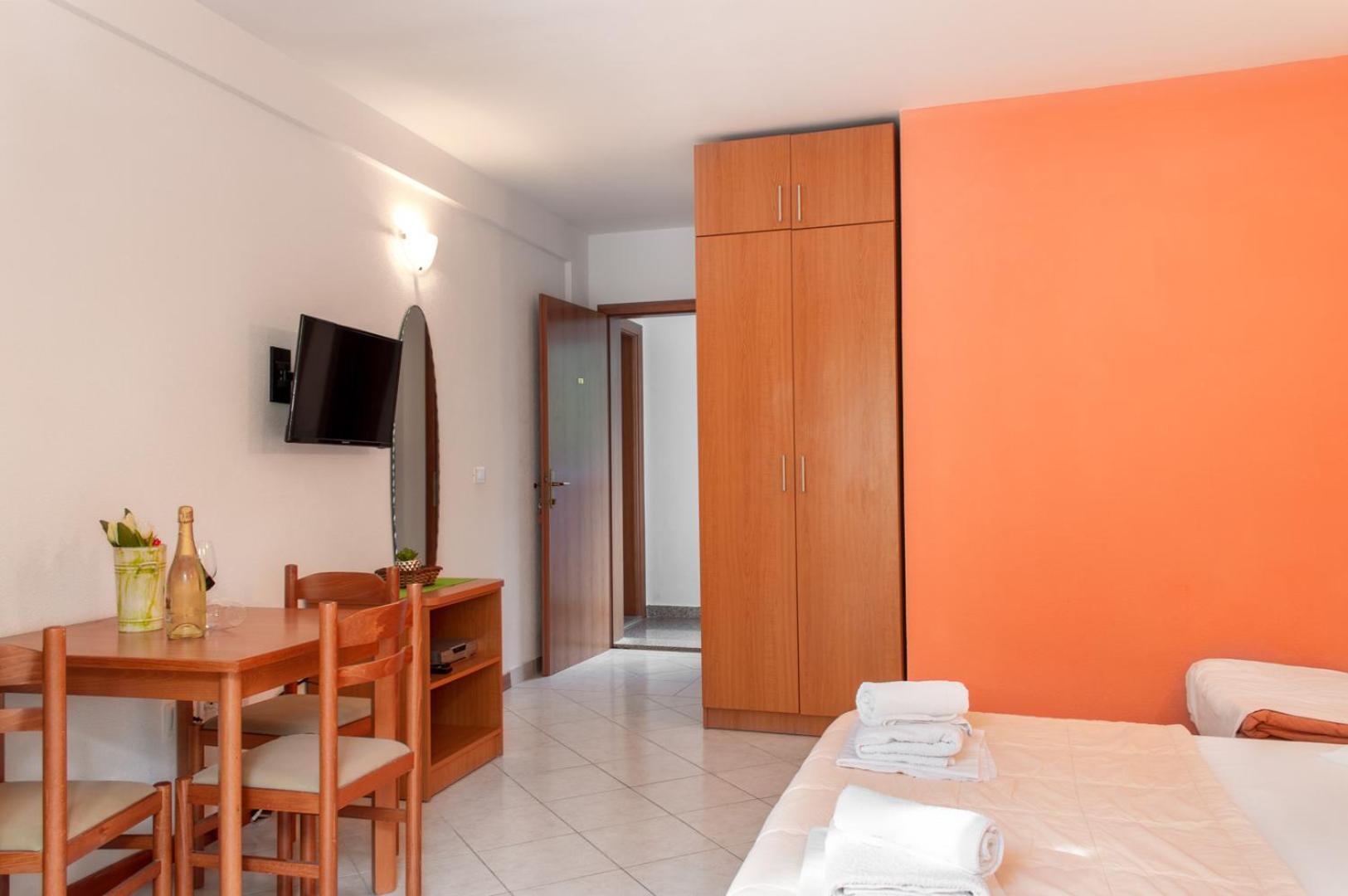 Apartments Promenada - Beachfront Tučepi Quarto foto